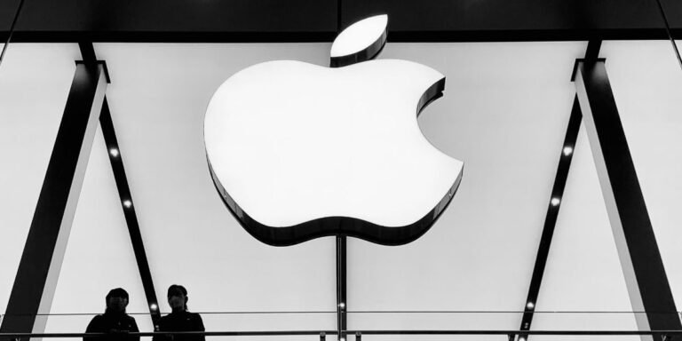 Apple CEO Shift Shapes Market Forecast Outlook for Tech Valuations (1)