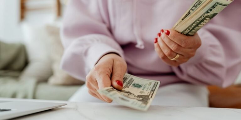 US Savings Rate Falls to 3.8% as Consumer Spending Outpaces Income