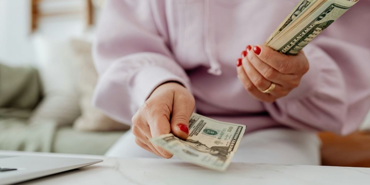 US Savings Rate Falls to 3.8% as Consumer Spending Outpaces Income
